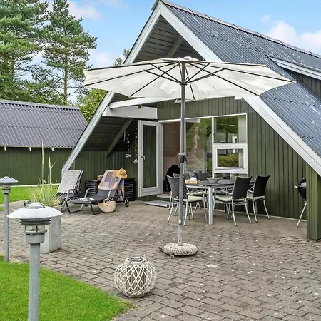 Lovely In With Jacuzzi Holiday home